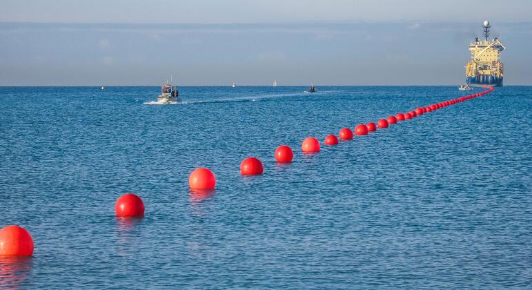 Los marcadores de boyas rojas marcan el camino de un cable submarino que se coloca en el océano durante la Cumbre Internacional de Resiliencia de Cables Submarinos 2026.